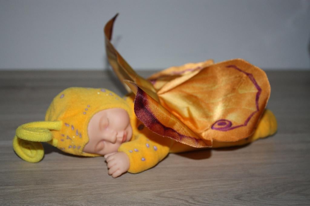 Anne Geddes , vlinderbaby pop , 2001 , +- 25 cm lang, Ophalen of Verzenden, Zo goed als nieuw, Babypop