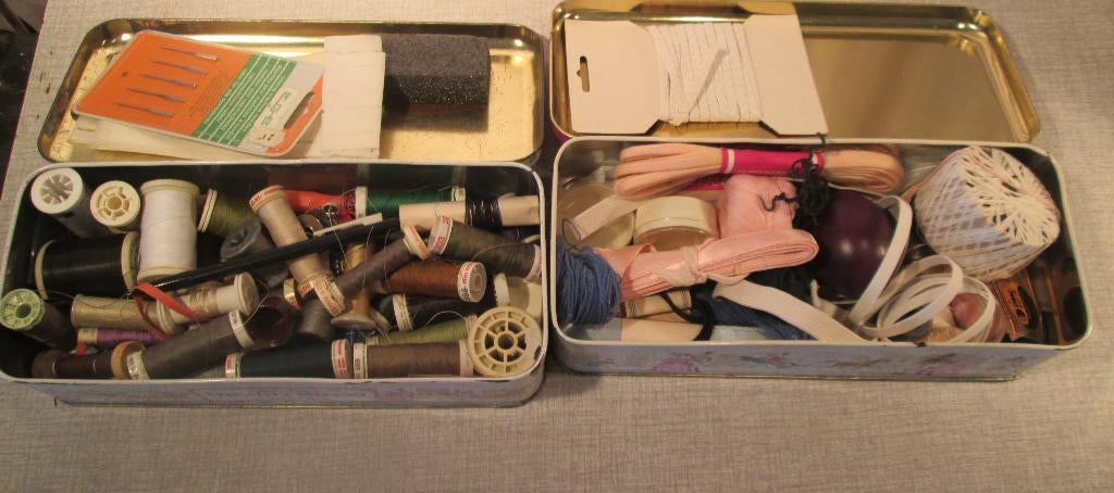 2 Blikken Dozen met allerlei Naaigerief, Hobby en Vrije tijd, Ophalen of Verzenden, Zo goed als nieuw, Garen of Naald(en)