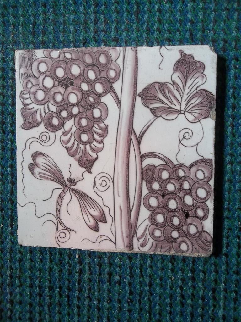 Prachtige Art Nouveau Jugendstil tegel libelle mangaan kleur, Antiek en Kunst, Ophalen of Verzenden