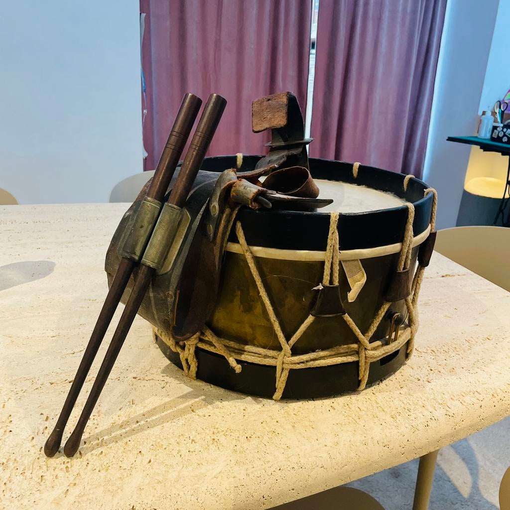 Vintage militaire trommel / marsdrum – met riem & stokken, Ophalen, Trommel