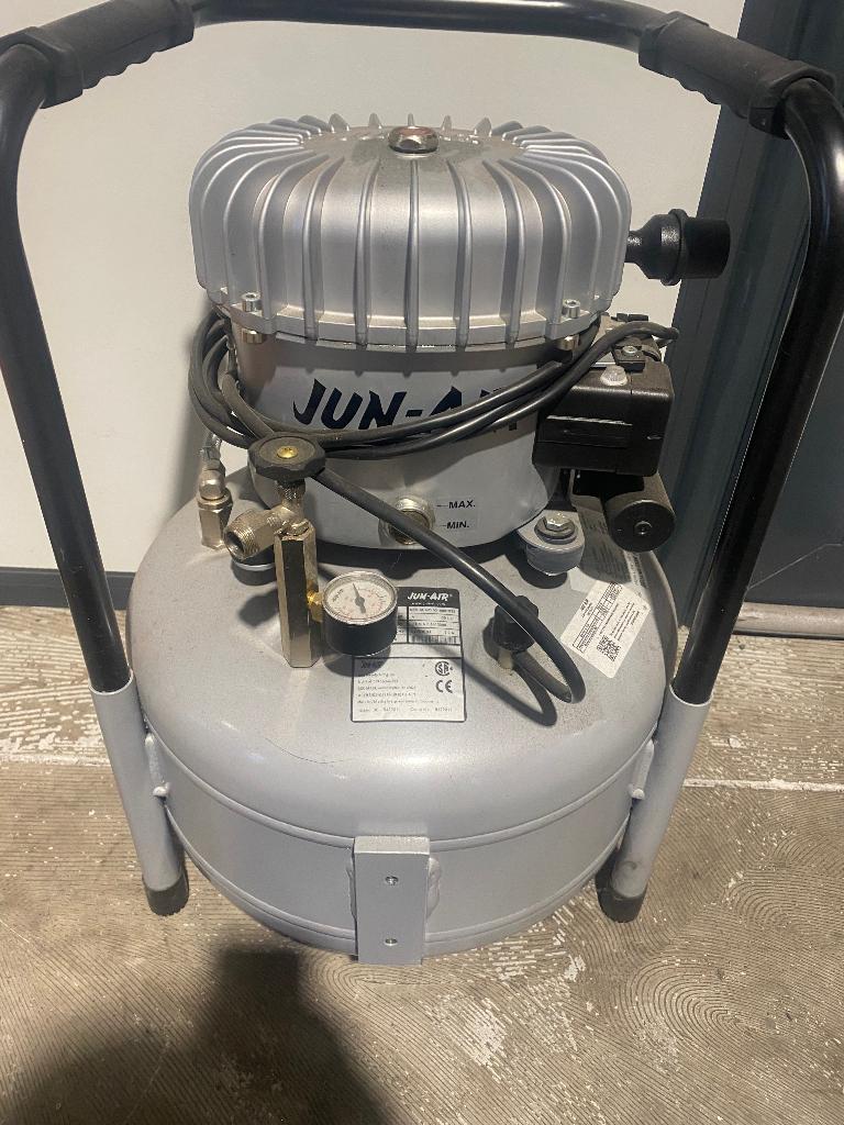 Stille compressor van Jun Air, Doe-het-zelf en Bouw, Compressors, 10 bar of meer, Ophalen of Verzenden, Zo goed als nieuw, 25 tot 100 liter