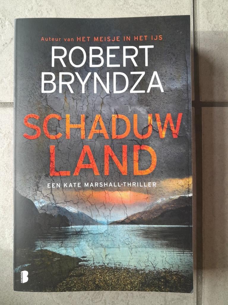 Robert Bryndza - Schaduwland, Ophalen, Zo goed als nieuw, Robert Bryndza