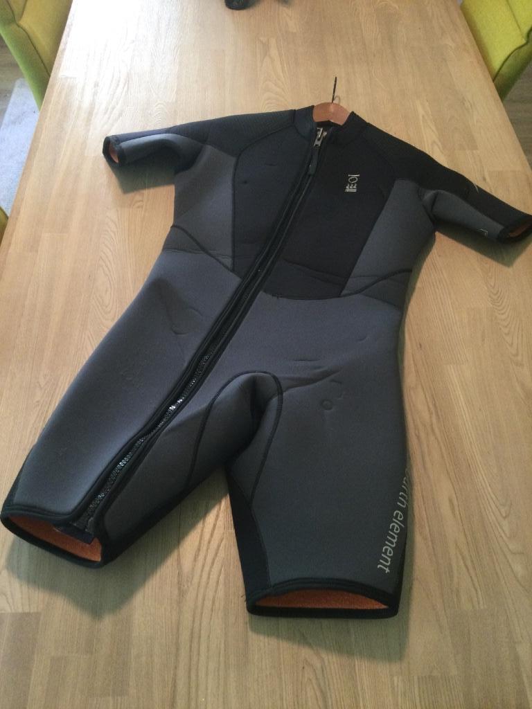 Fourth Element 7mm Overvest met kap size L Man aan 90€, Sports nautiques & Bateaux, Plongée, Utilisé, Combinaison de plongée, Enlèvement ou Envoi