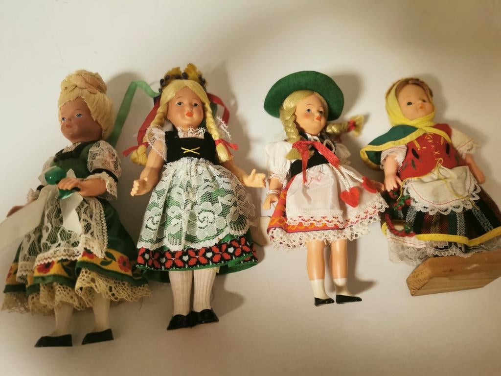 4 belles poupées anciennes, Collections, Enlèvement ou Envoi