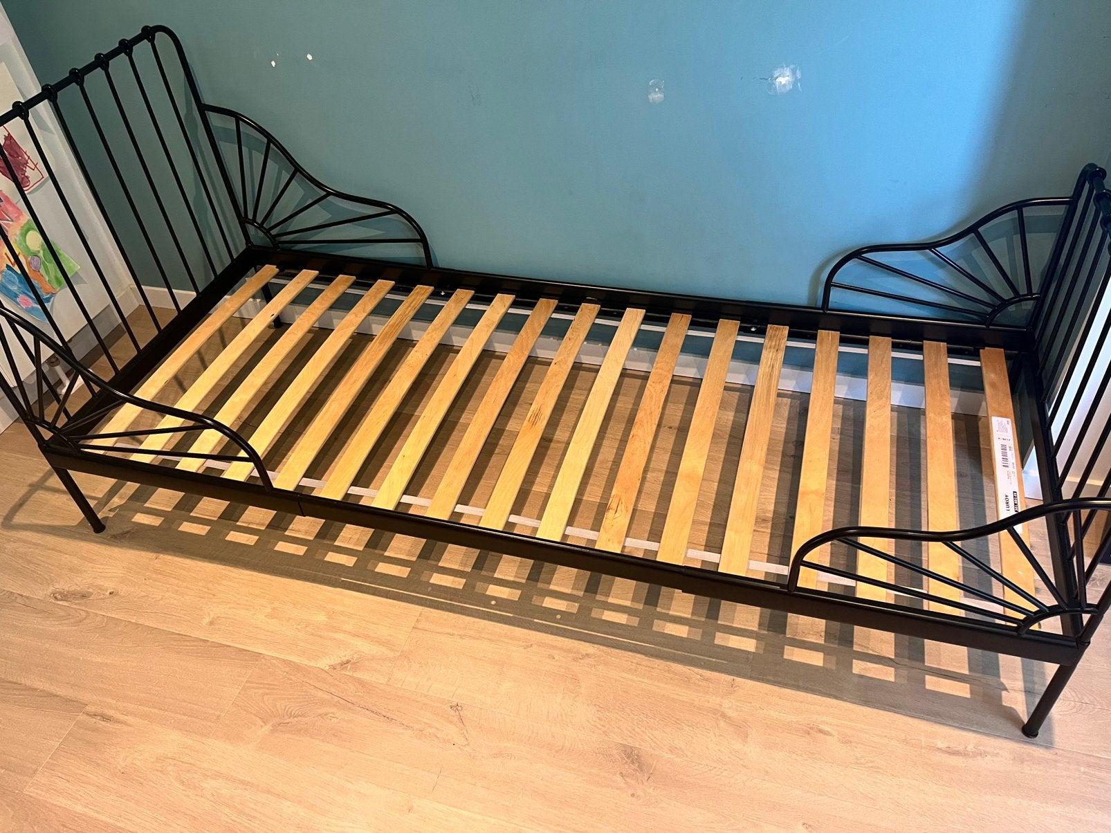 Peuterbed Minnen Ikea zwart, Kinderen en Baby's, Kinderkamer | Bedden, Ophalen, 85 tot 100 cm, Zo goed als nieuw, Lattenbodem