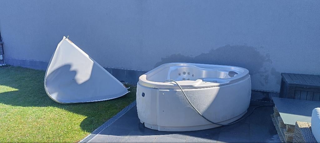 jacuzzi 3 personnes SOLANA, Jardin & Terrasse, Bains à remous et Spas, Enlèvement, Utilisé, Couverture, Fixé