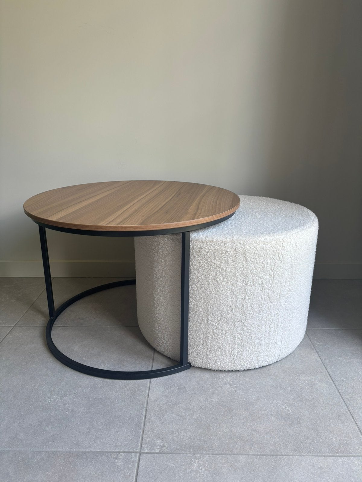 Moderne salontafel + poef set – nieuwstaat – bouclé stijl, Ophalen, Zo goed als nieuw, Rond