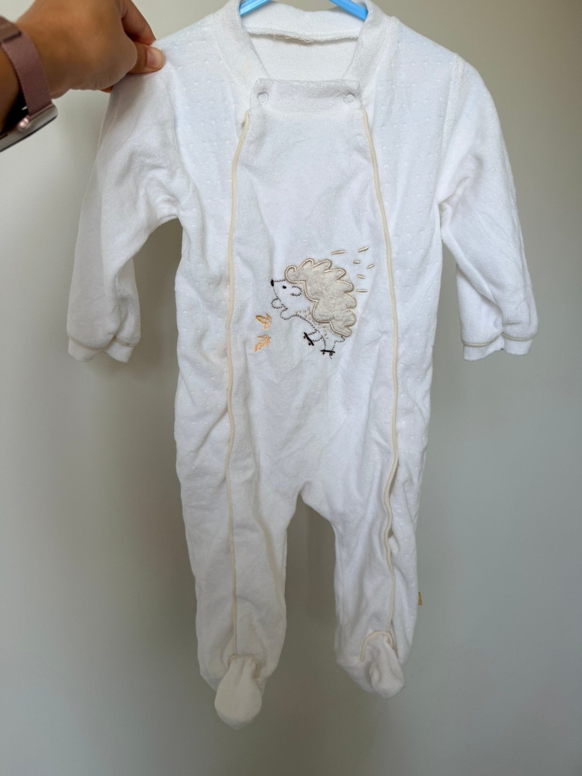 Witte baby kruippakje met egel (maat 74)+ Baby slofjes, Ophalen, Zo goed als nieuw