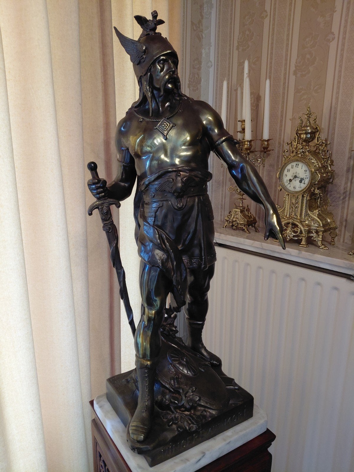 Groot beeld in legering getekend e picault, Antiek en Kunst, Ophalen