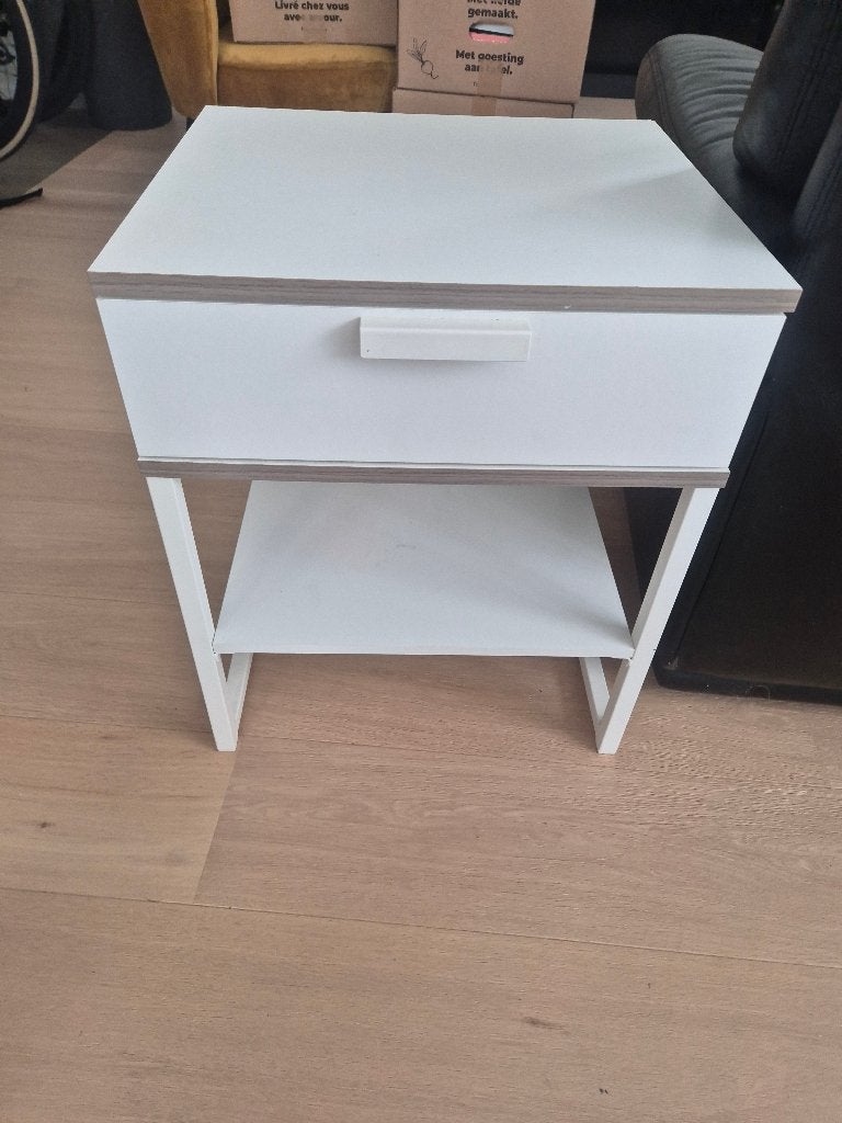 Wit nachtkastje, Ophalen, Gebruikt, Minder dan 45 cm, 55 tot 70 cm