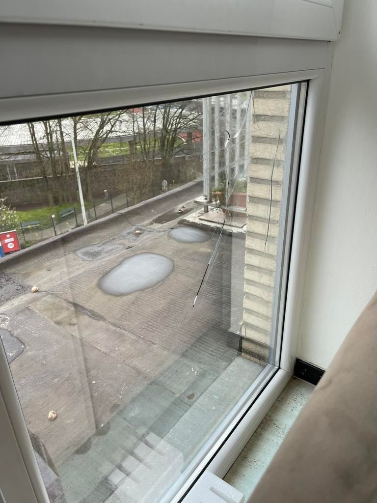 Recherche vitrier pour remplacement de vitre fissurée, Bricolage & Construction, Double vitrage, Comme neuf, Fenêtre de façade ou Vitre