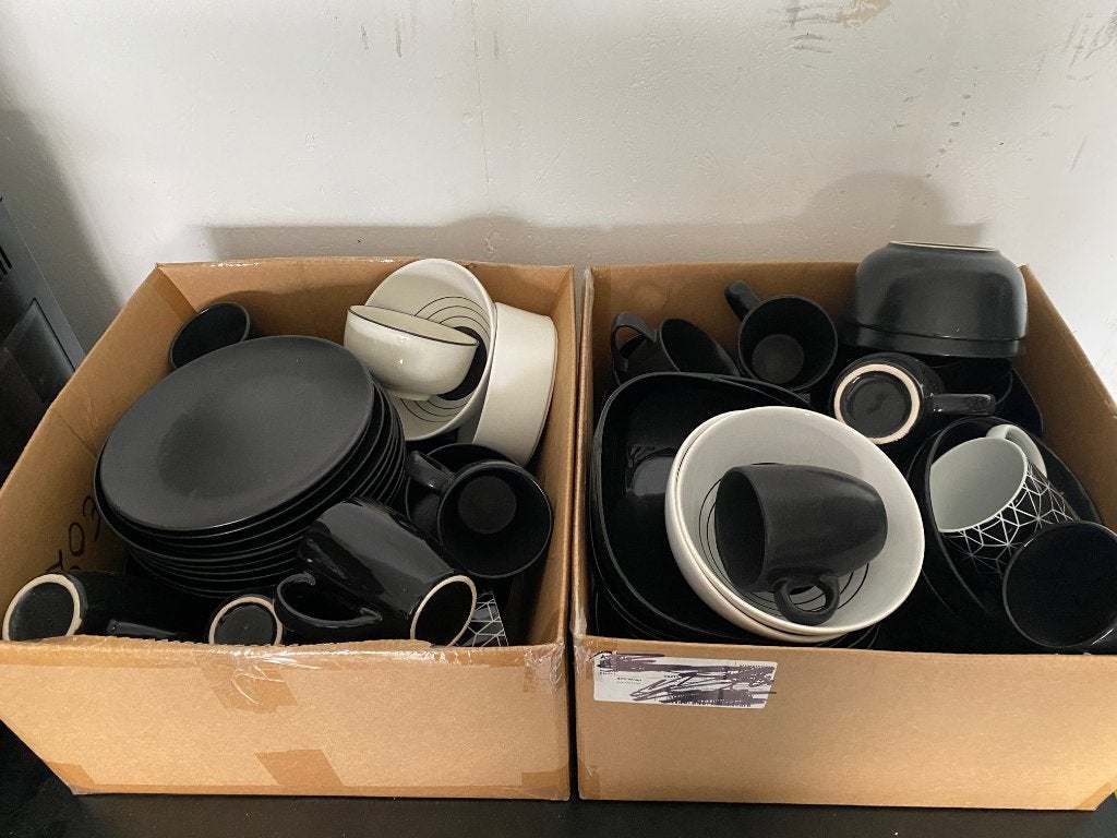 Modern zwart/wit servies – 2 dozen, Huis en Inrichting, Keuken | Servies, Gebruikt, Bord(en), Modern, Ophalen