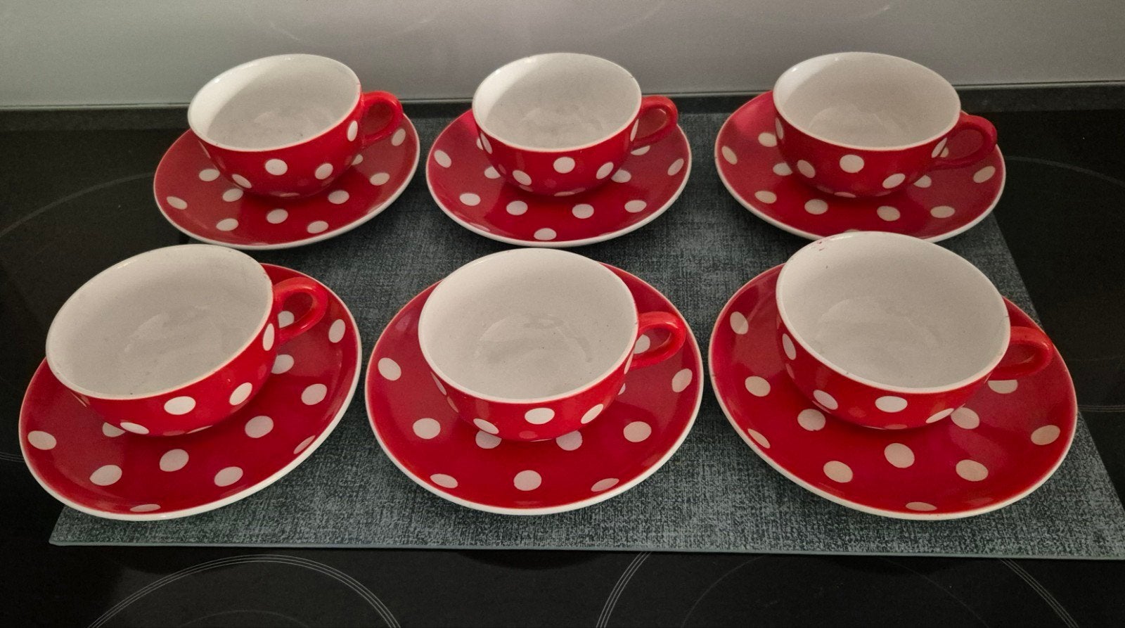servies rood met witte stippen/Céramique Maastricht, Antiek en Kunst, Ophalen