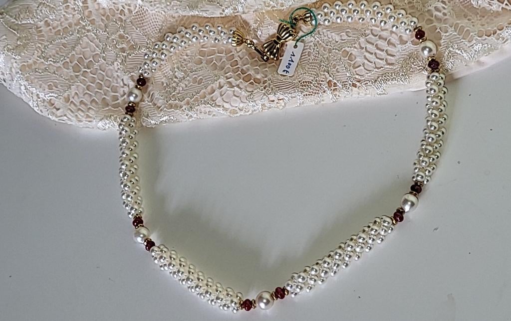 Zoutwater Parel collier met 18 karaat gouden strik slot, Ophalen of Verzenden, Nieuw, Goud, Met edelsteen