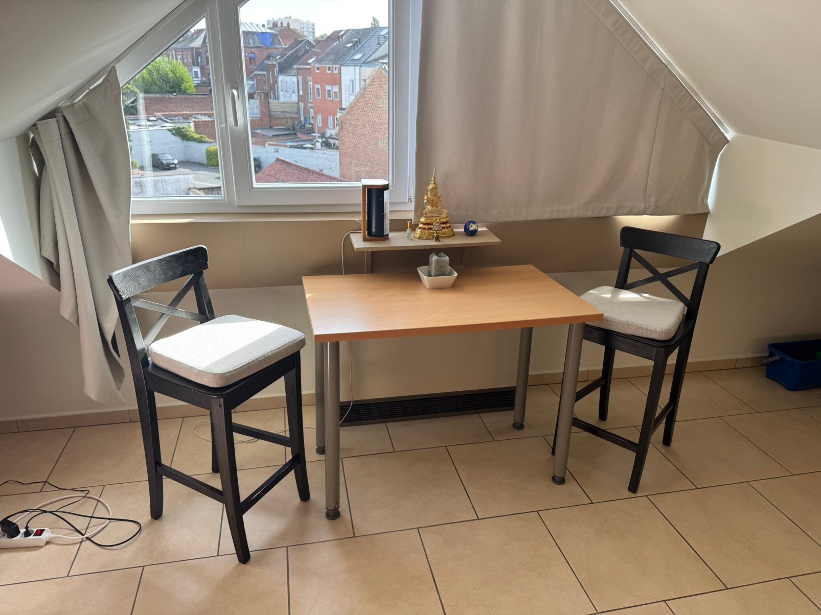 Table + 2 chaises hautes IKEA avec coussins-120 € l’ensemble, Enlèvement