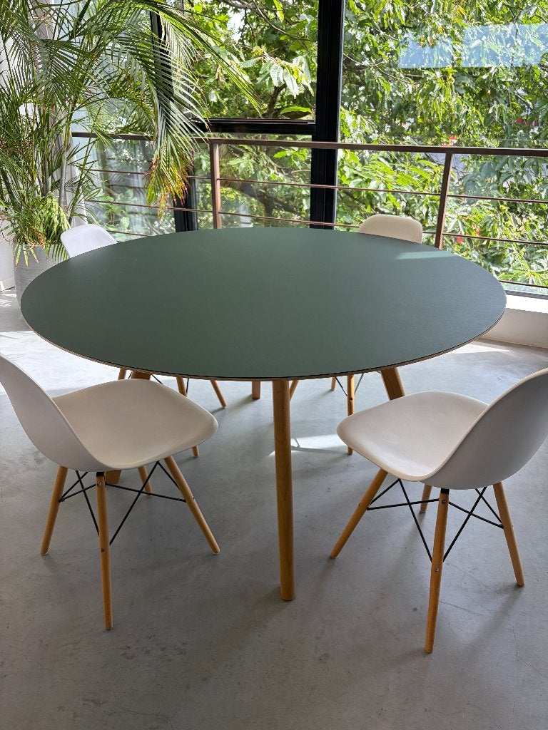 Table Hay CPH25 Ø140 x H74 oak & green linoleum, Maison & Meubles, Tables | Tables à manger, 100 à 150 cm, Cinq personnes ou plus