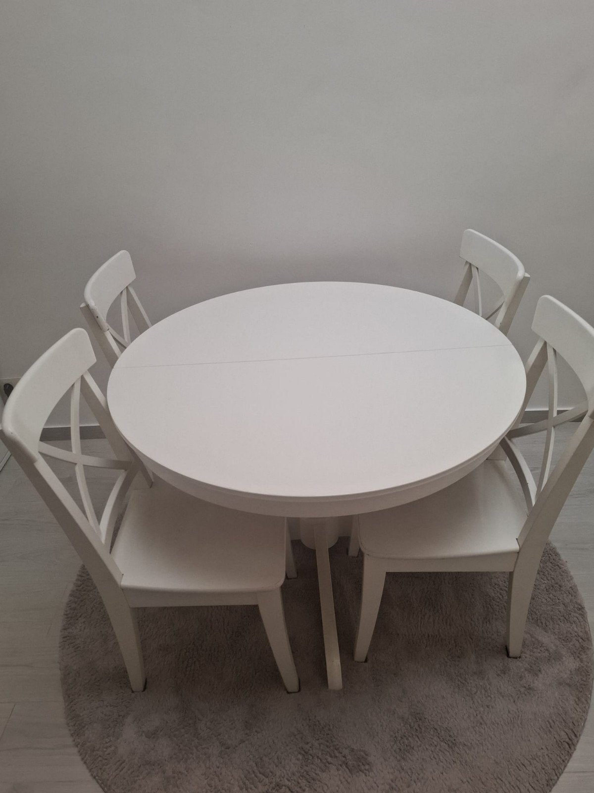 Witte ronde tafel uitschuifbaar met 6 stoelen te koop, Huis en Inrichting, Ophalen of Verzenden