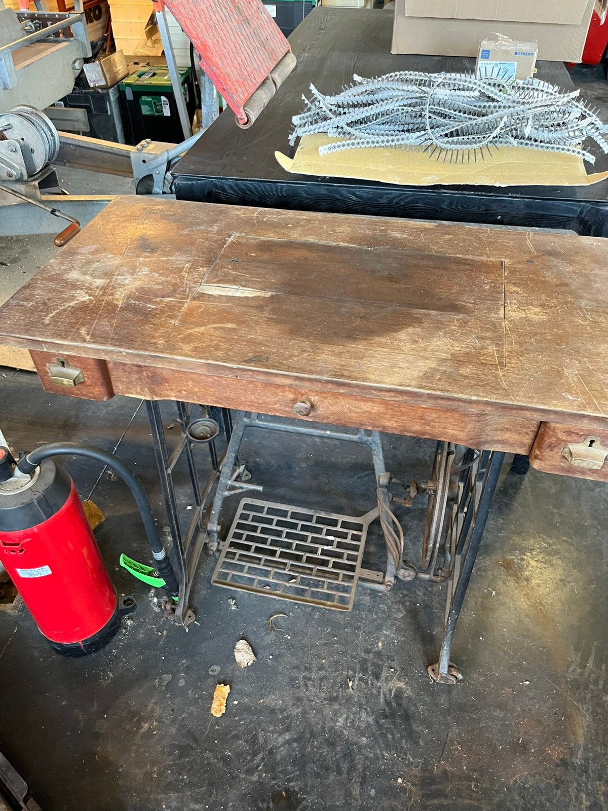 Table machine coudre, Bricolage & Construction, Établis, Enlèvement, Comme neuf