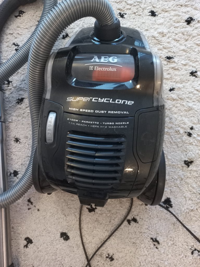 Aspirateur puissant AEG Electrolux SuperCyclone 2100W, Electroménager, Réservoir, Utilisé, Autres types, Convient aux sols durs