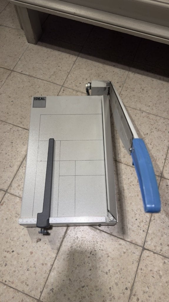 IDEAL papiersnijmachine A4 - hefboomsnijder, metalen tafel, Ophalen, Gebruikt