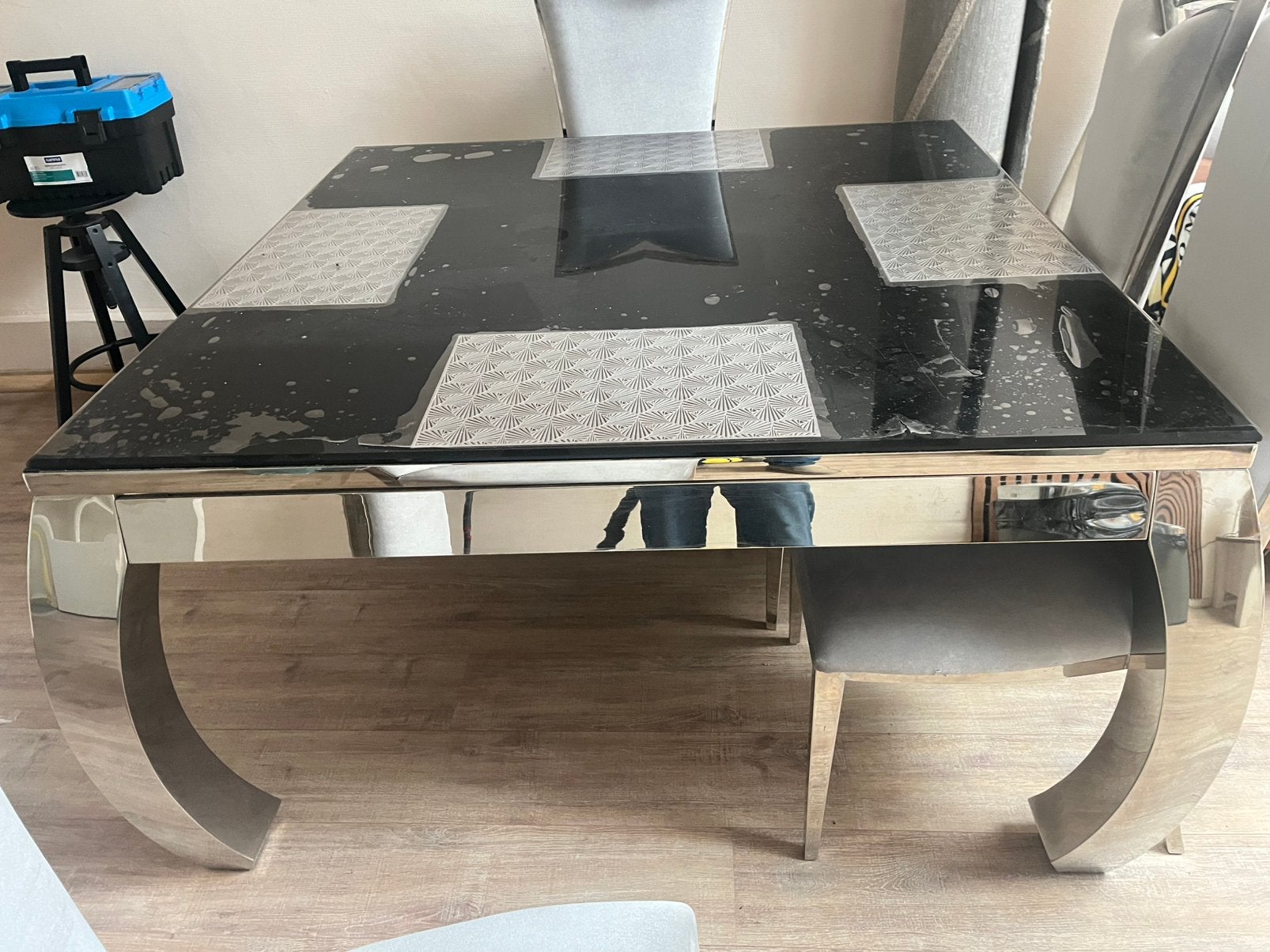 Tafel met 4 stoelen, Ophalen, Zo goed als nieuw