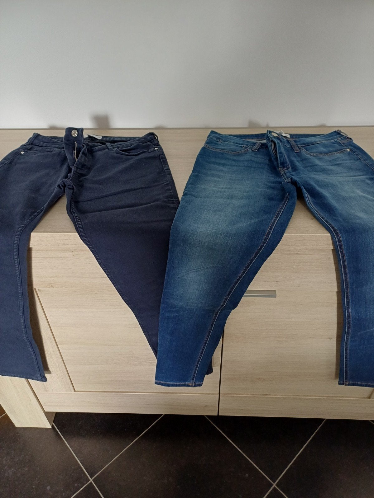splinternieuwe jeans Mango maat 42 +gratis jeans, Kleding | Dames, Spijkerbroeken en Jeans, Ophalen