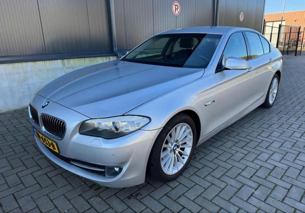 BMW 5-Serie 3.0 I 523 AUT 2010 Grijs, Auto's, Automaat, Achterwielaandrijving, 2000 kg, 2996 cc