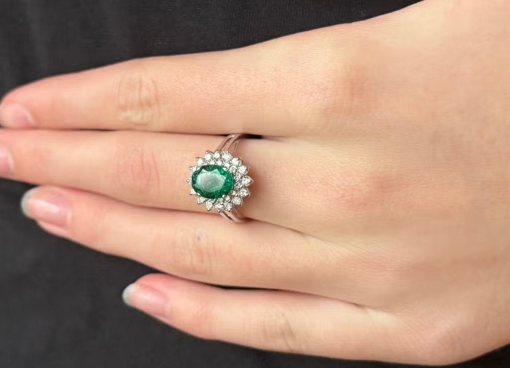 Diamanten smaragd entourage luxe gouden ring dame briljant, Nieuw, Ophalen of Verzenden, Dame of Heer, Met edelsteen