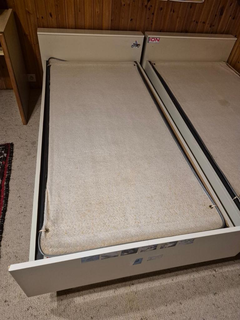 2 x een 1 persoonsbed, Huis en Inrichting, Slaapkamer | Bedden, Ophalen