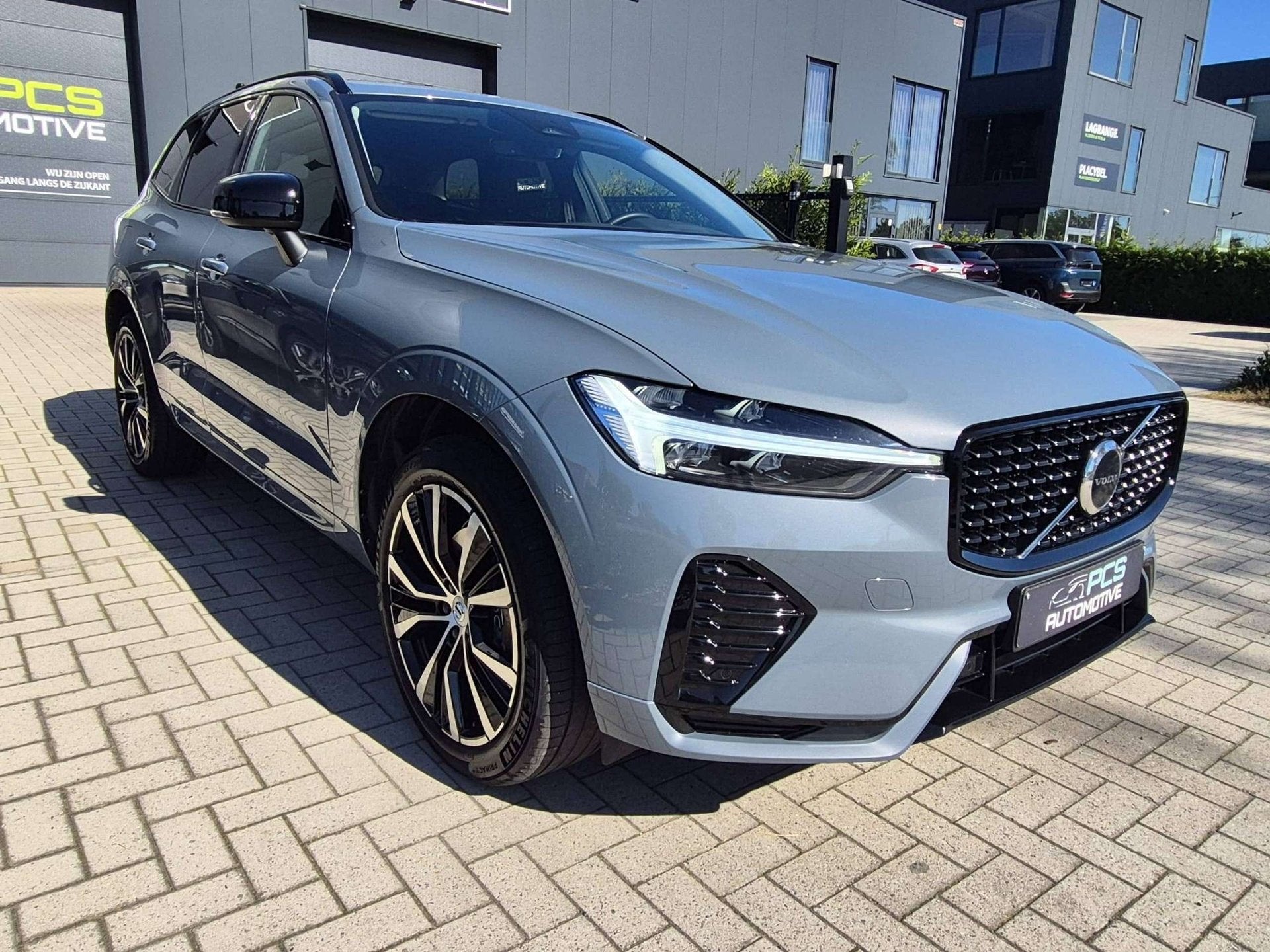 Volvo XC60 2.0 B4 MHEV Plus Dark / Euro 6d / 63.000km / 12m, Autos, Argent ou Gris, Euro 6, Entreprise, Entretenue par le concessionnaire