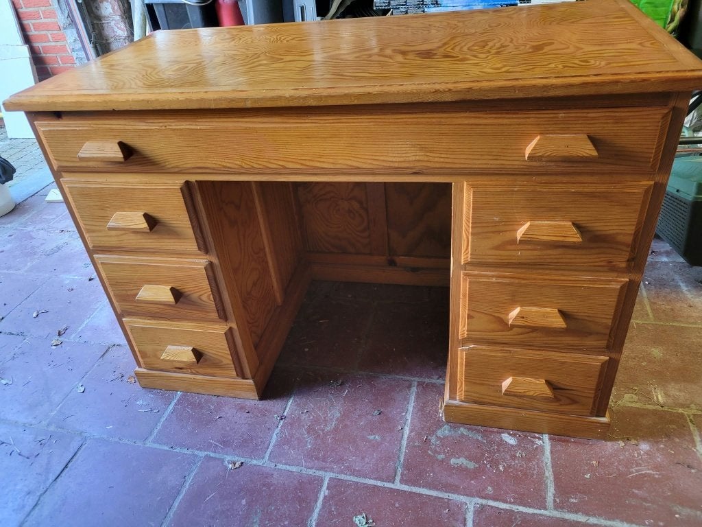 beau bureau en pin massif verni, 120 cm, Classique, Avec tiroirs, Enlèvement