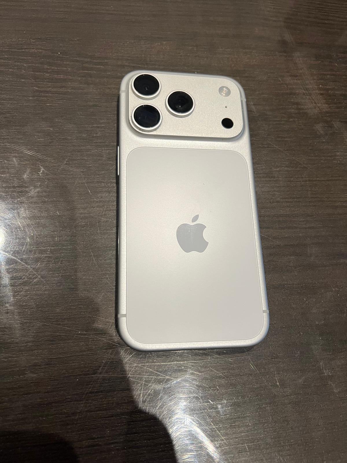 Iphone 17 pro, argent, 256GB, batterie 99%, acheter en mars, 99 %, Enlèvement ou Envoi, Autres modèles, Argent