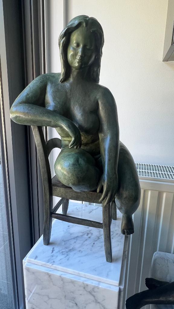 Bronzen beeld “Roberta op stoel” – Laurent Geers (1/8), Antiquités & Art, Enlèvement, Bronze