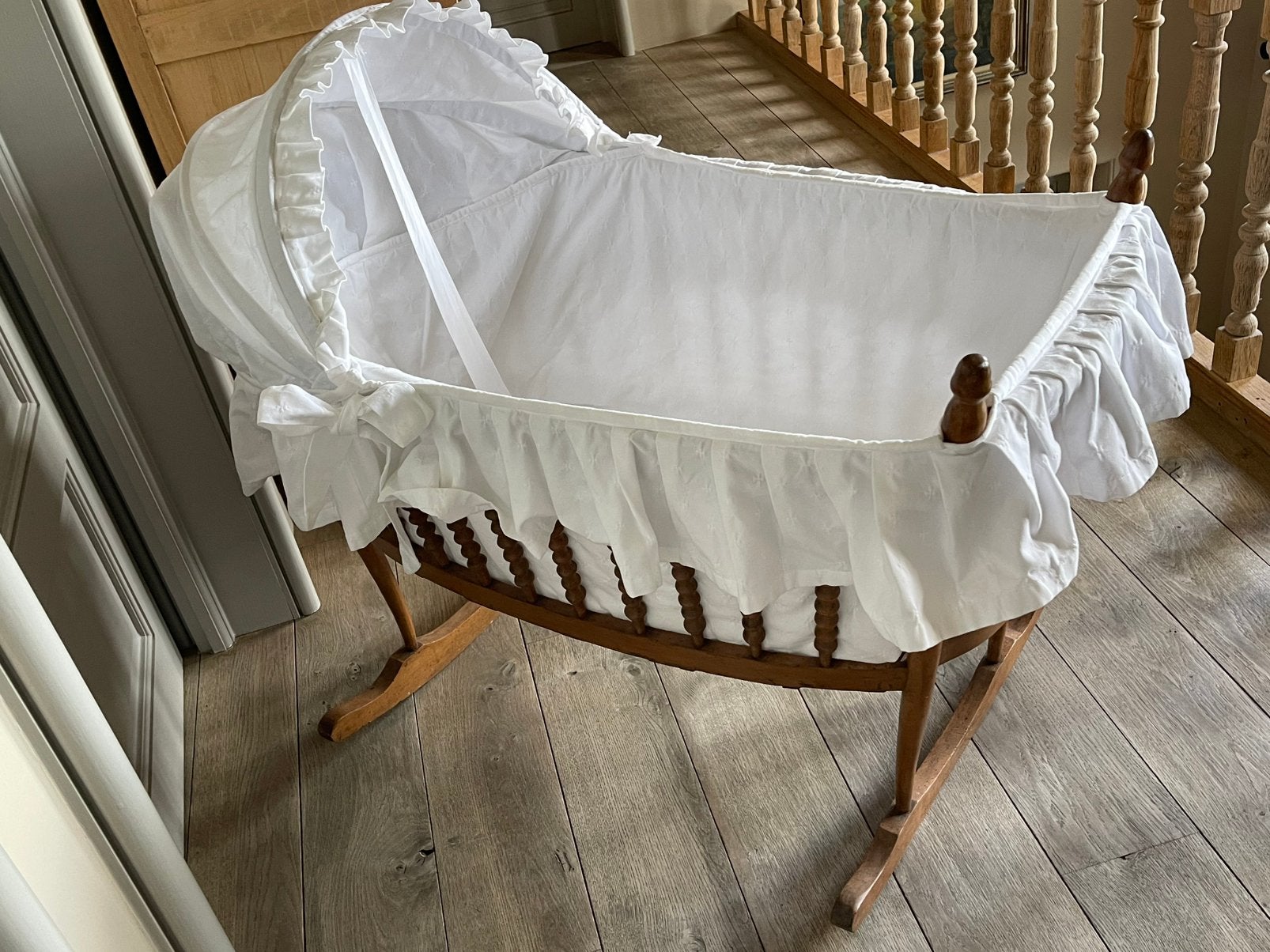 Vintage houten schommelwieg - witte katoenen bekleding, Enfants & Bébés, Enlèvement, Utilisé