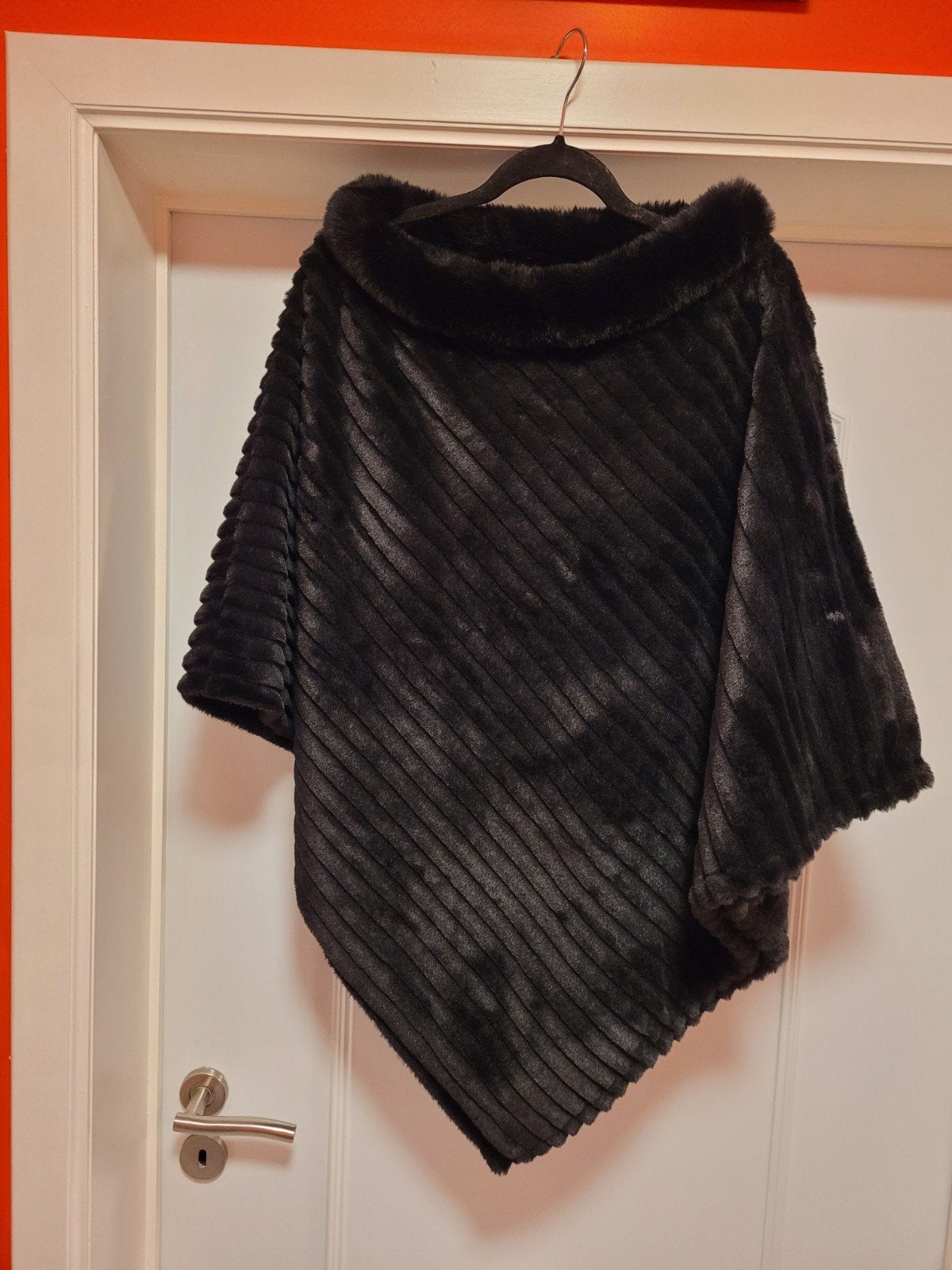 zwarte poncho. 1 maat. bel en bo., Ophalen of Verzenden, Zo goed als nieuw, Zwart, Jas of Mantel
