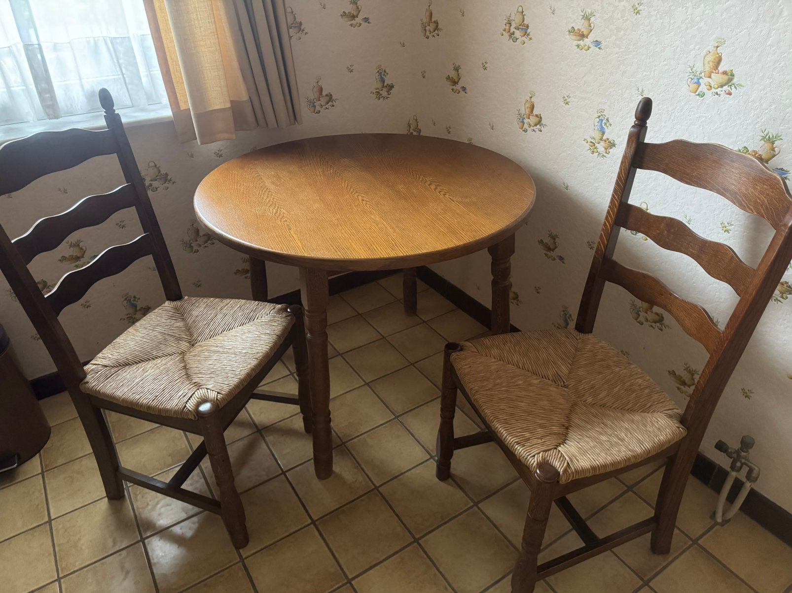 Table ronde complète en bois + 2 chaises, Enlèvement, Utilisé, Rustiek