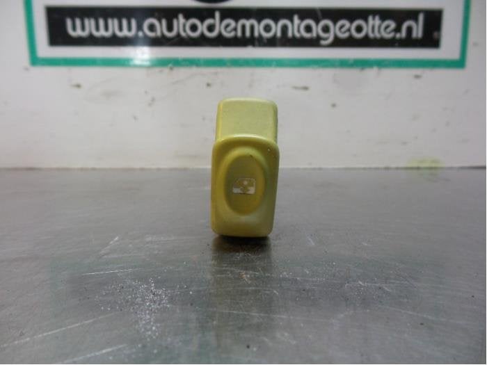 Commutateur vitre électrique d'un Renault Twingo (Twingo 98, Renault, -, 3 mois de garantie, Utilisé