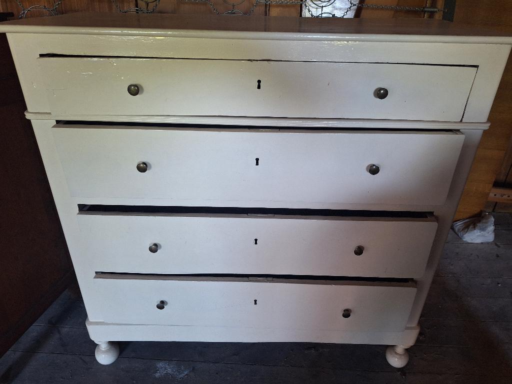 Zeer oud dressoir dateert uit 1920, Ophalen