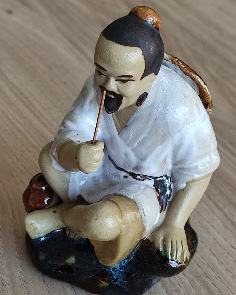 Statuette céramique Mudman 13cm  Sage chinois fumeur de pipe, Enlèvement
