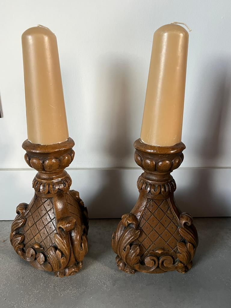 2 stevige kandelaars, Ophalen