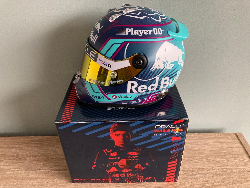 Max Verstappen 1:2 helm 2023 Miami Red Bull RB19 Schuberth, Verzamelen, Automerken, Motoren en Formule 1, Nieuw, Formule 1, Ophalen of Verzenden