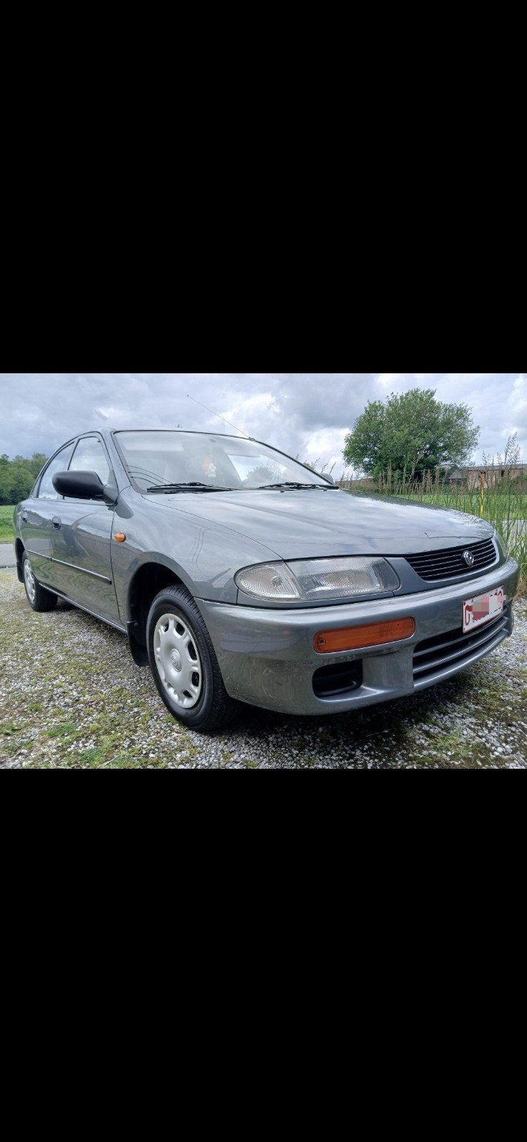 Mazda 323 Ancêtre, Auto's, Oldtimers, Particulier, Mazda, Benzine, Berline, 4 deurs, Handgeschakeld, Zilver of Grijs, Grijs, Overige bekleding
