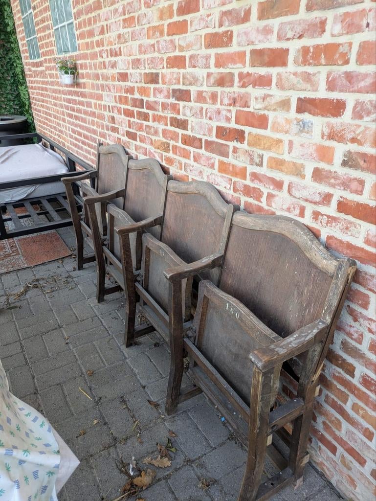Oude cinemastoelen, Enlèvement