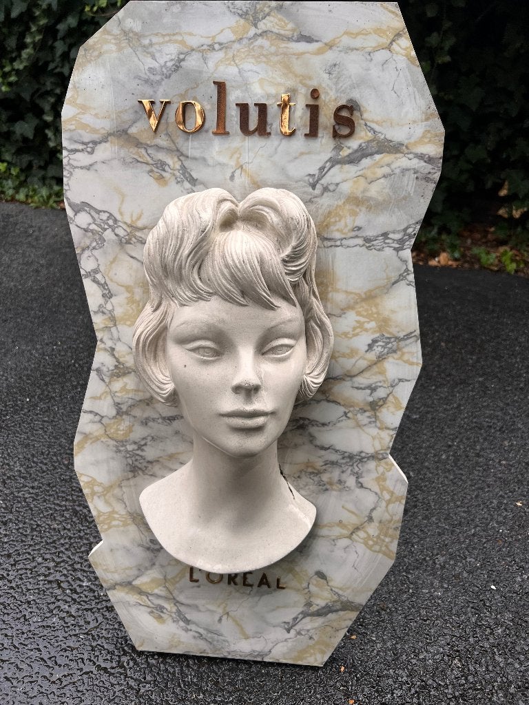 Beeld op paneel L’ORÉAL VOLUTIS jaren 1958., Ophalen, Geglazuurd, Gips, 50 - 100 cm