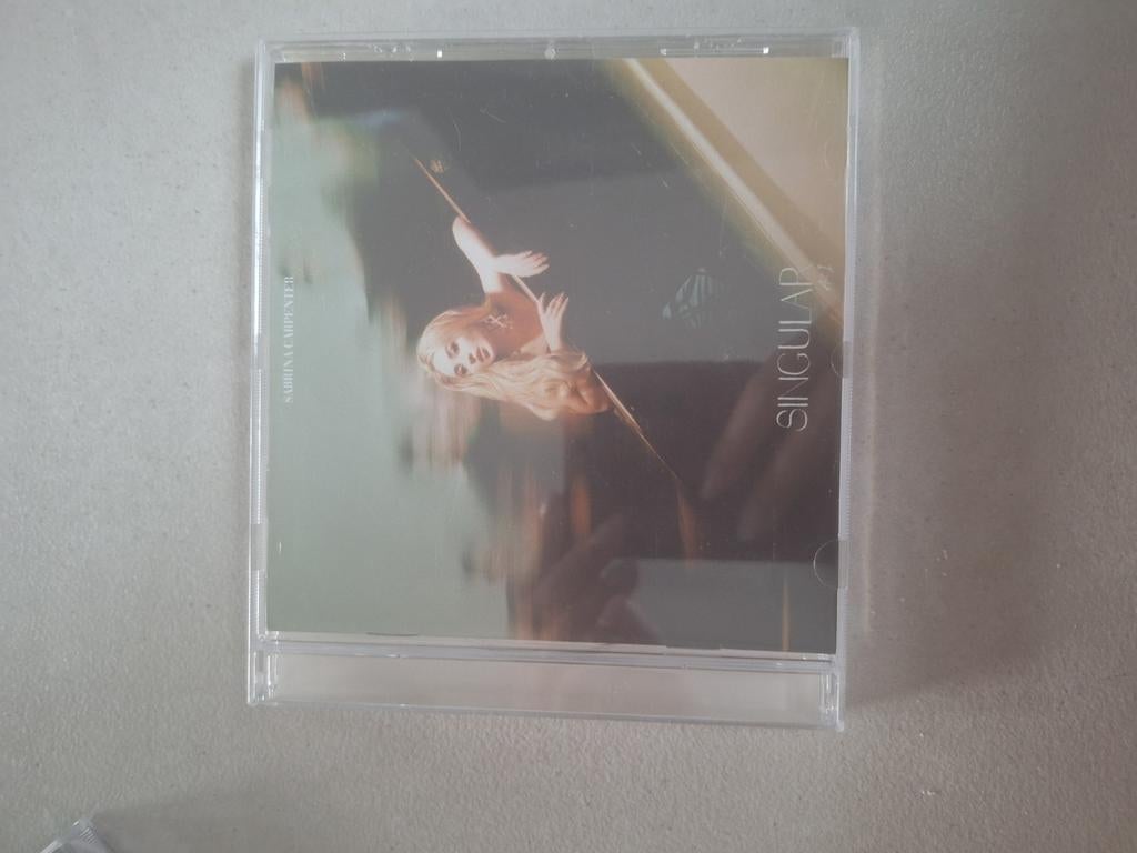 Singular Act 1: Sabrina Carpenter, Enlèvement, Comme neuf