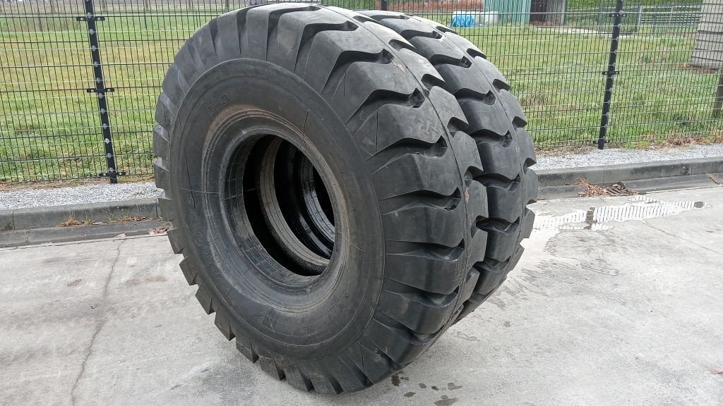 Infiniti 18.00-25 Tires new, Articles professionnels