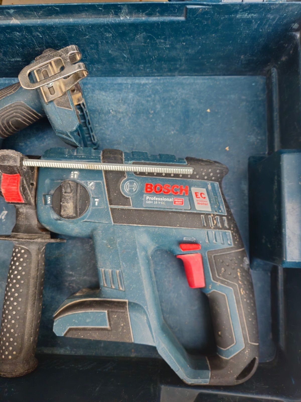 Lot de 2 outils Bosch Professional

18V - Perforateur + Perc, Bricolage & Construction, Enlèvement