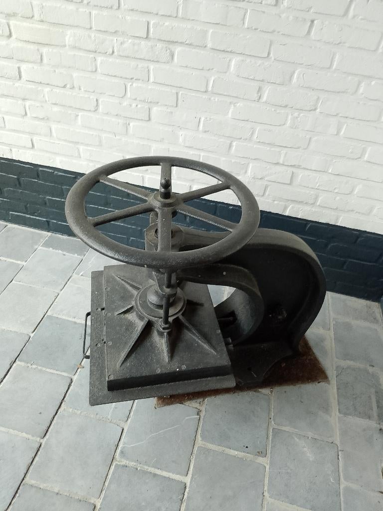 Oude ijzeren boekenpers, Ophalen