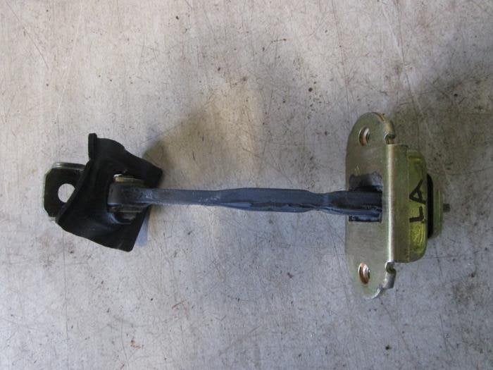 Butée 4portes arrière gauche d'un Mitsubishi Space Star (S, -, 3 mois de garantie, Utilisé, Mitsubishi