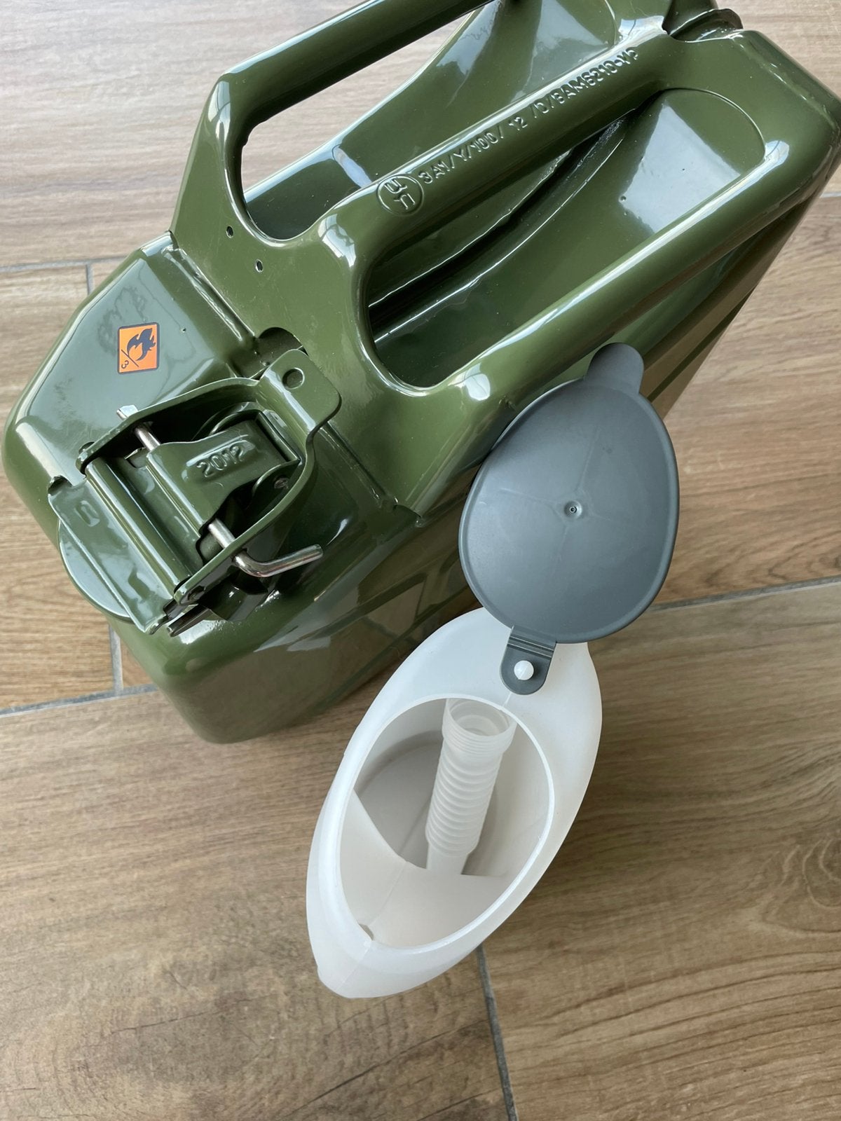 JERRYCAN + CONTAINER MET SCHAALVERDELING, Elektronische apparatuur, Keukenmixers, Ophalen, Zo goed als nieuw